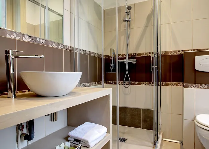 Hotel Logis Manoir De Fourcy 4*