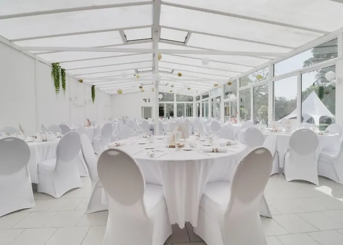 Hotel Logis Manoir De Fourcy 4*